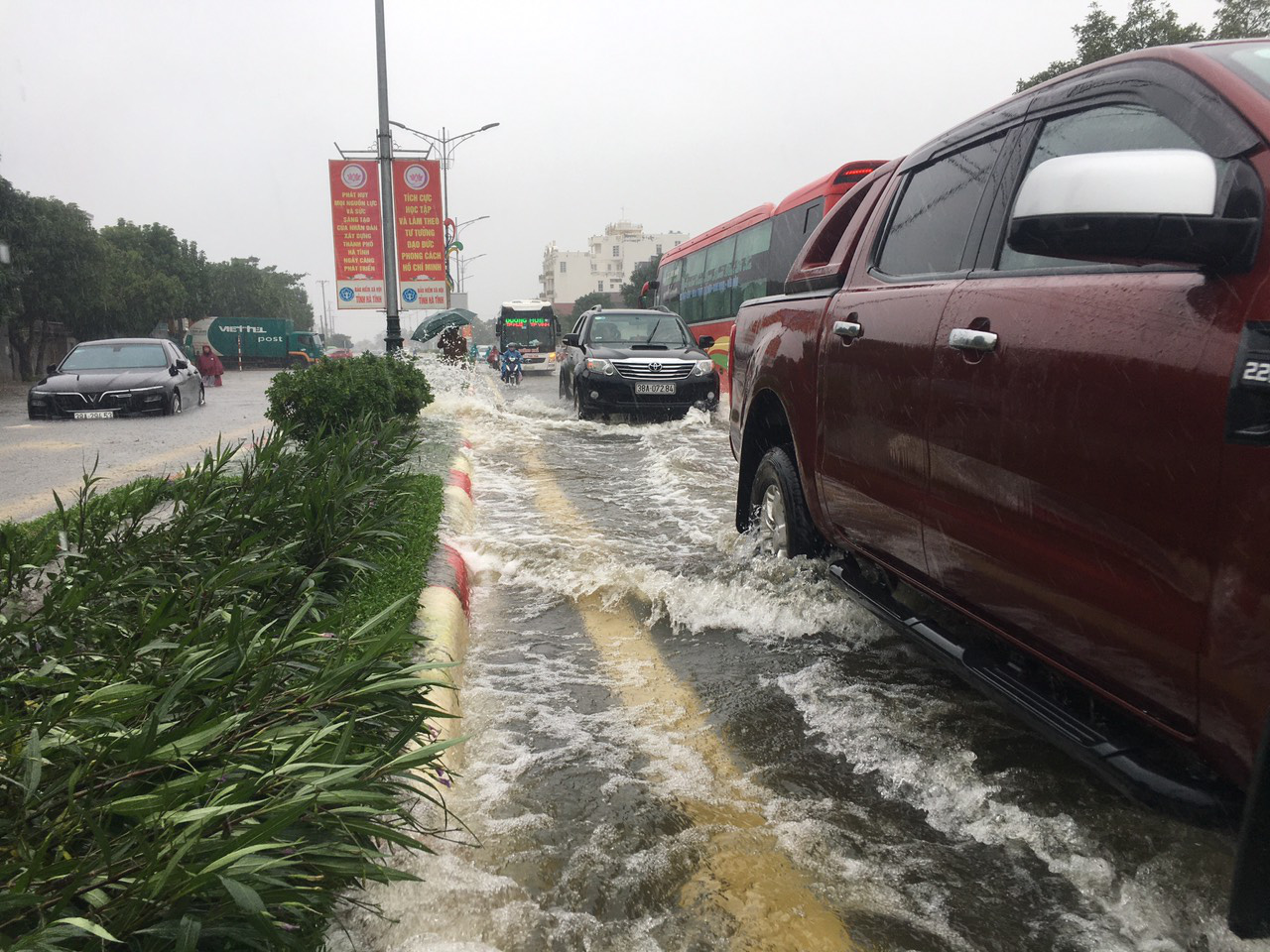 Hà Tĩnh: Nước dâng cao kỷ lục, người dân oằn mình trong lũ - Ảnh 7.