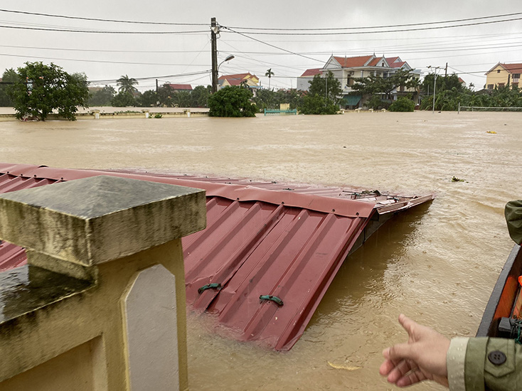 Khẩn: Lũ đặc biệt lớn ở Quảng Bình, người dân cần cứu trợ gọi ngay đường dây nóng - Ảnh 1.