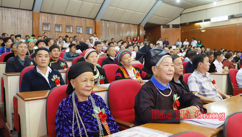 Hội nghị biểu dương người có uy tín tiêu biểu trong đồng bào dân tộc thiểu số tỉnh Hà Giang - Ảnh 3.