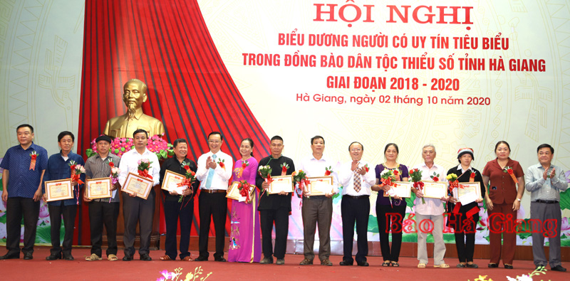 Hội nghị biểu dương người có uy tín tiêu biểu trong đồng bào dân tộc thiểu số tỉnh Hà Giang - Ảnh 10.