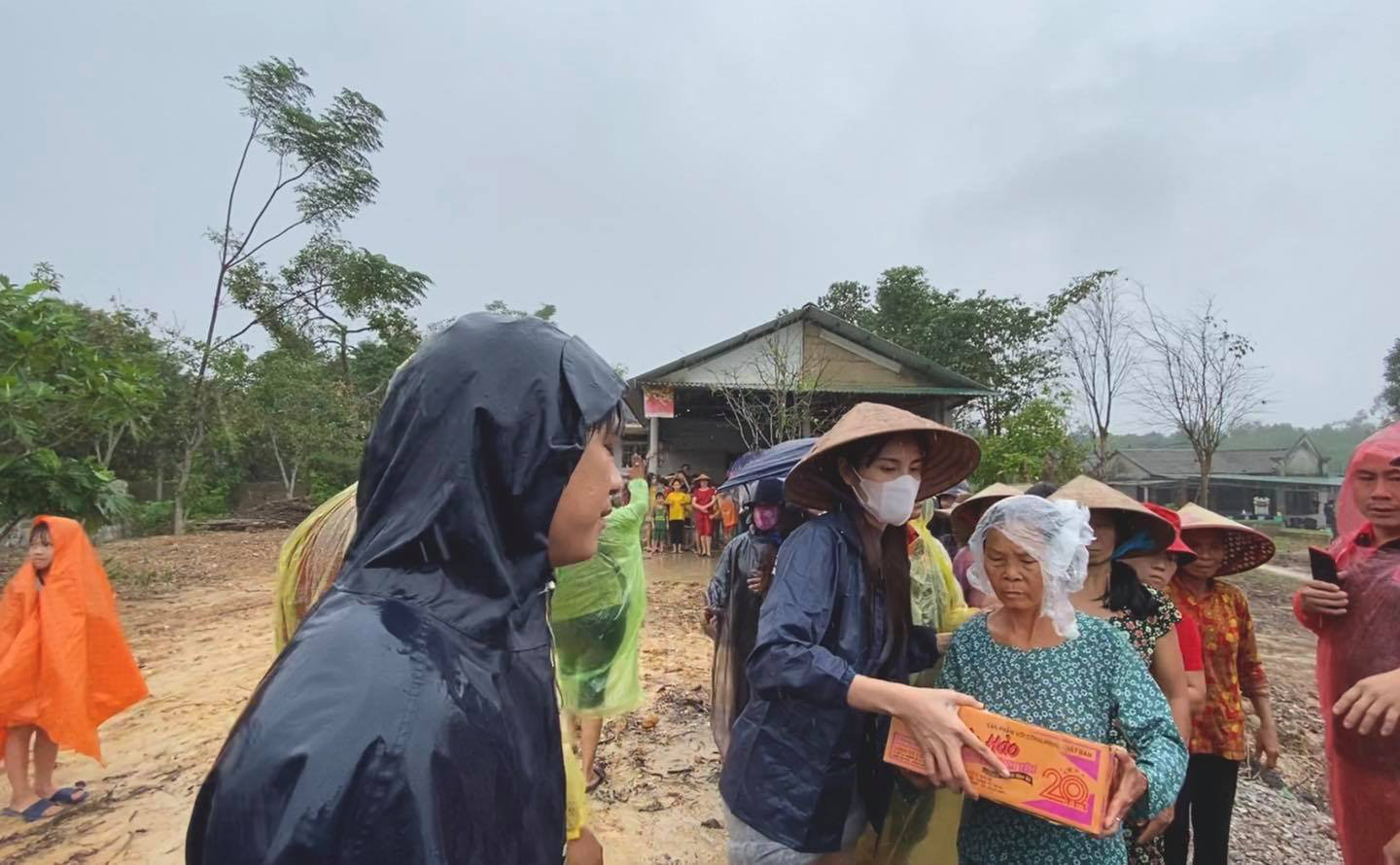 Thủy Tiên về tới Sài Gòn, kiệt sức và mệt mỏi sau 1 tuần ngâm mình trong nước lũ - Ảnh 1.