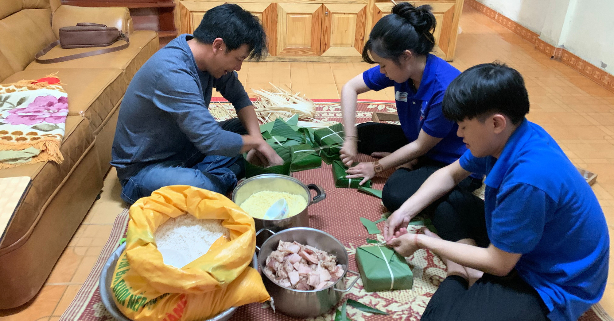 Người dân tỉnh Lâm Đồng gói hơn 1.000 cái bánh chưng ...