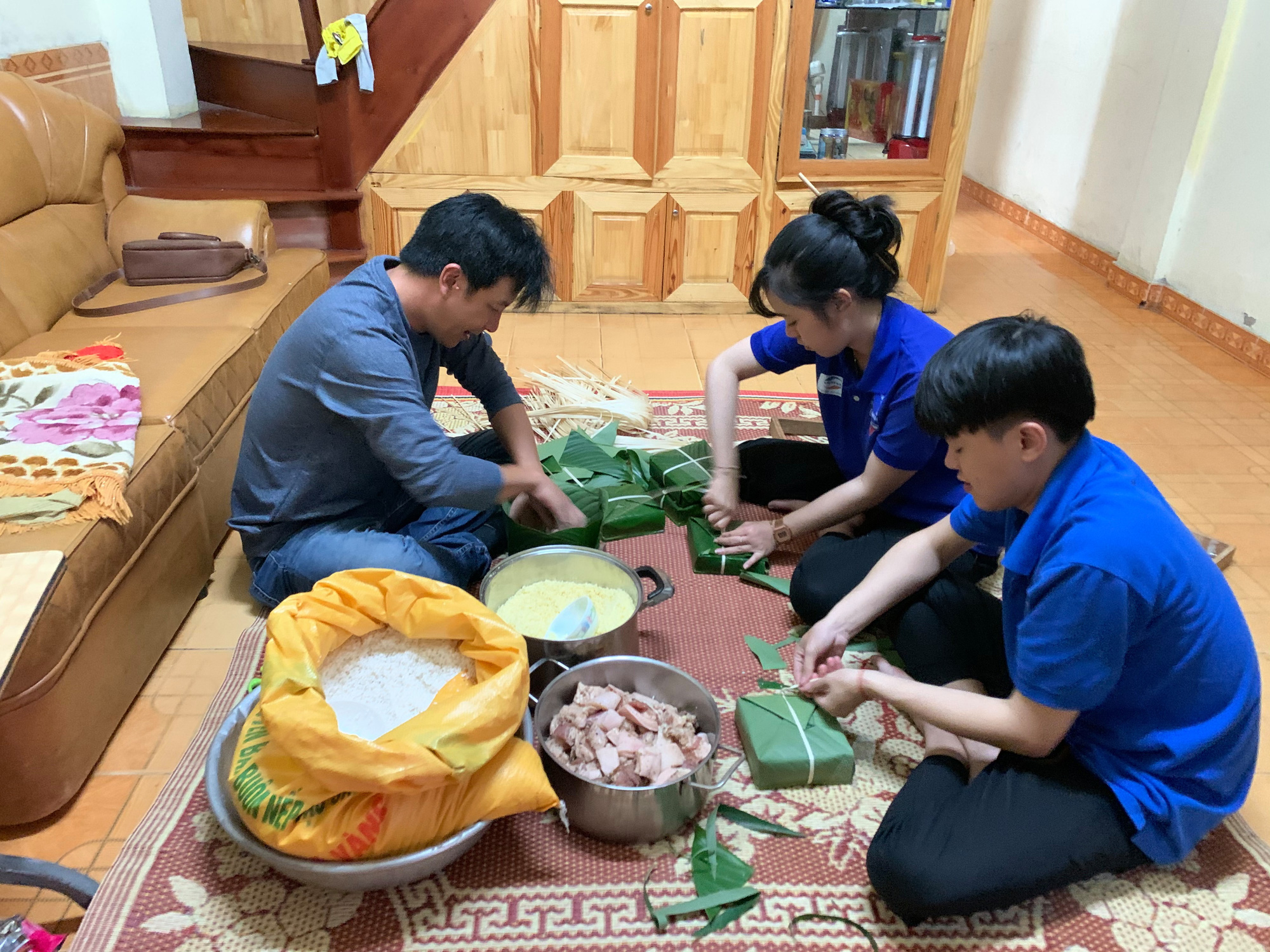 Hàng ngàn chiếc bánh chưng, mì tôm, nhu yếu phẩm từ Lâm Đồng hướng về miền Trung - Ảnh 2.