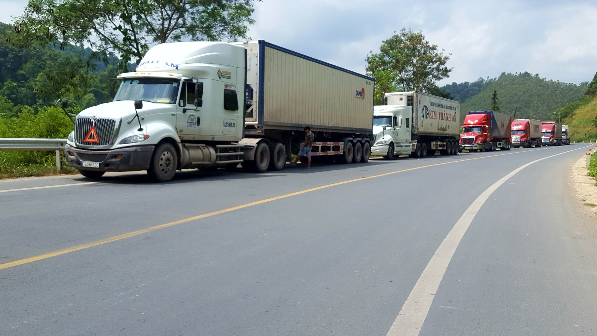 Lạng Sơn: Phương tiện vận tải Trung Quốc nhập cảnh qua CK Chi Ma phải có bảo hiểm bắt buộc - Ảnh 2. Lạng Sơn: Phương tiện vận tải Trung Quốc nhập cảnh qua CK Chi Ma phải có bảo hiểm bắt buộc - Ảnh 2.