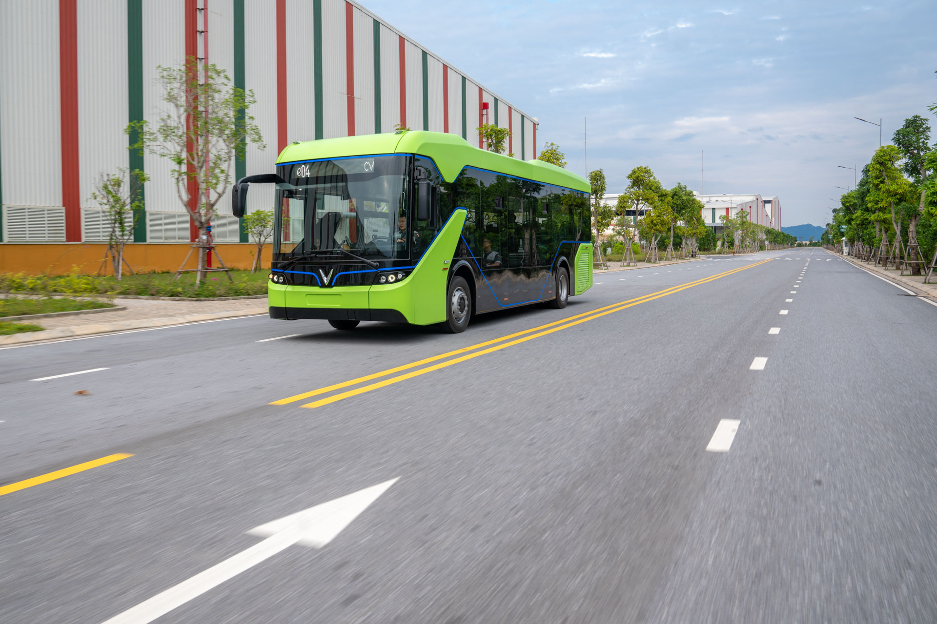 Vingroup chính thức chạy thử nghiệm xe buýt điện VinFast - Ảnh 1.