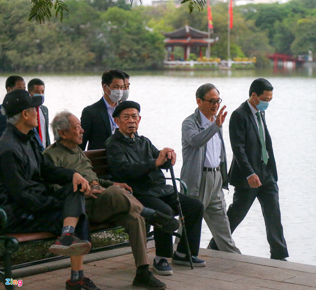Thủ tướng Nhật Bản bất ngờ đi dạo hồ Gươm - Ảnh 5.