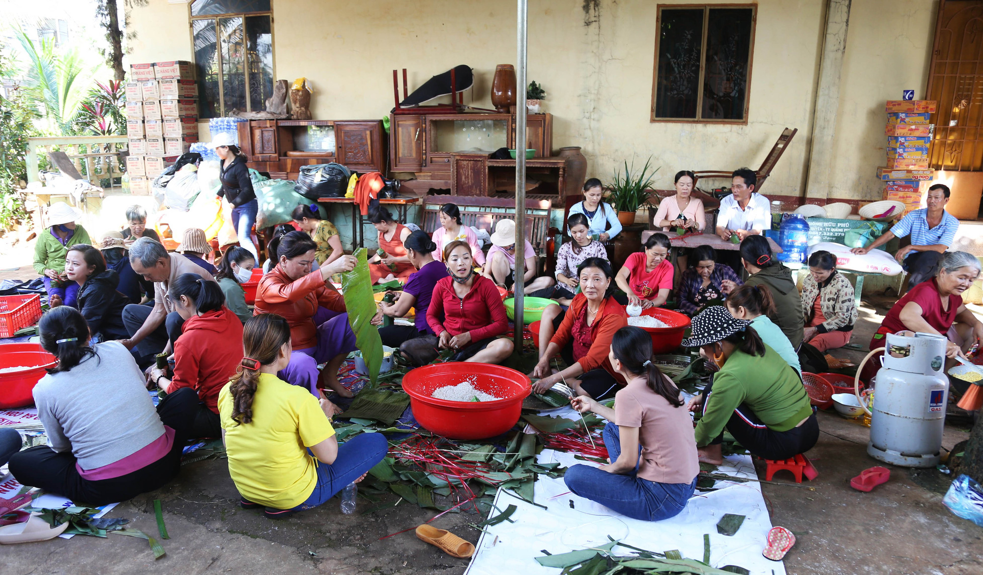 Tây Nguyên hướng về miền Trung: Phụ nữ không nhận hoa 20/20, người người quyên góp ủng hộ - Ảnh 1.