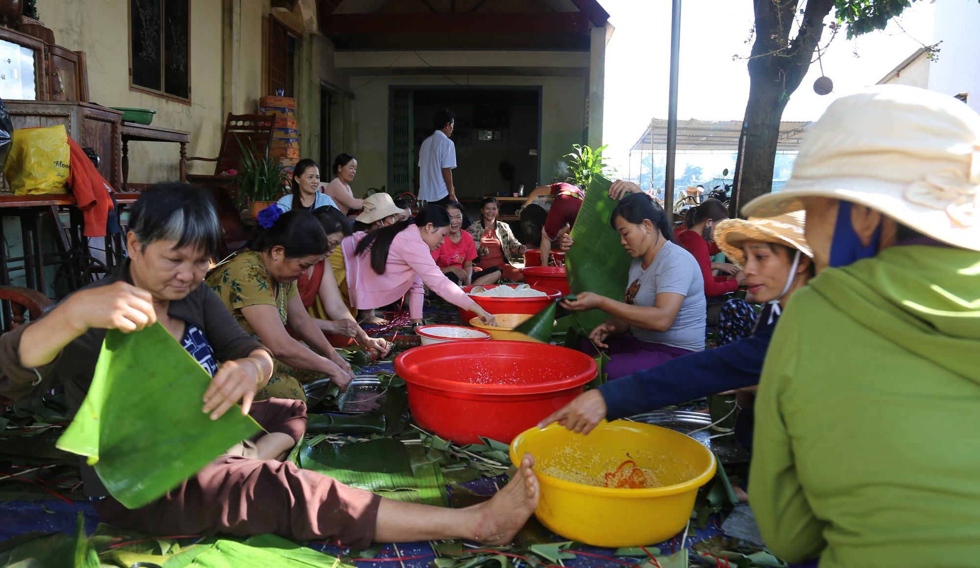 Tây Nguyên hướng về miền Trung: Phụ nữ không nhận hoa 20/20, người người quyên góp ủng hộ - Ảnh 2.