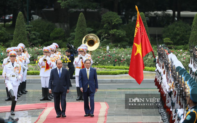 Nhìn lại những hoạt động của Thủ tướng Nhật Bản Suga Yoshihide trong 2 ngày tại Việt Nam - Ảnh 2.