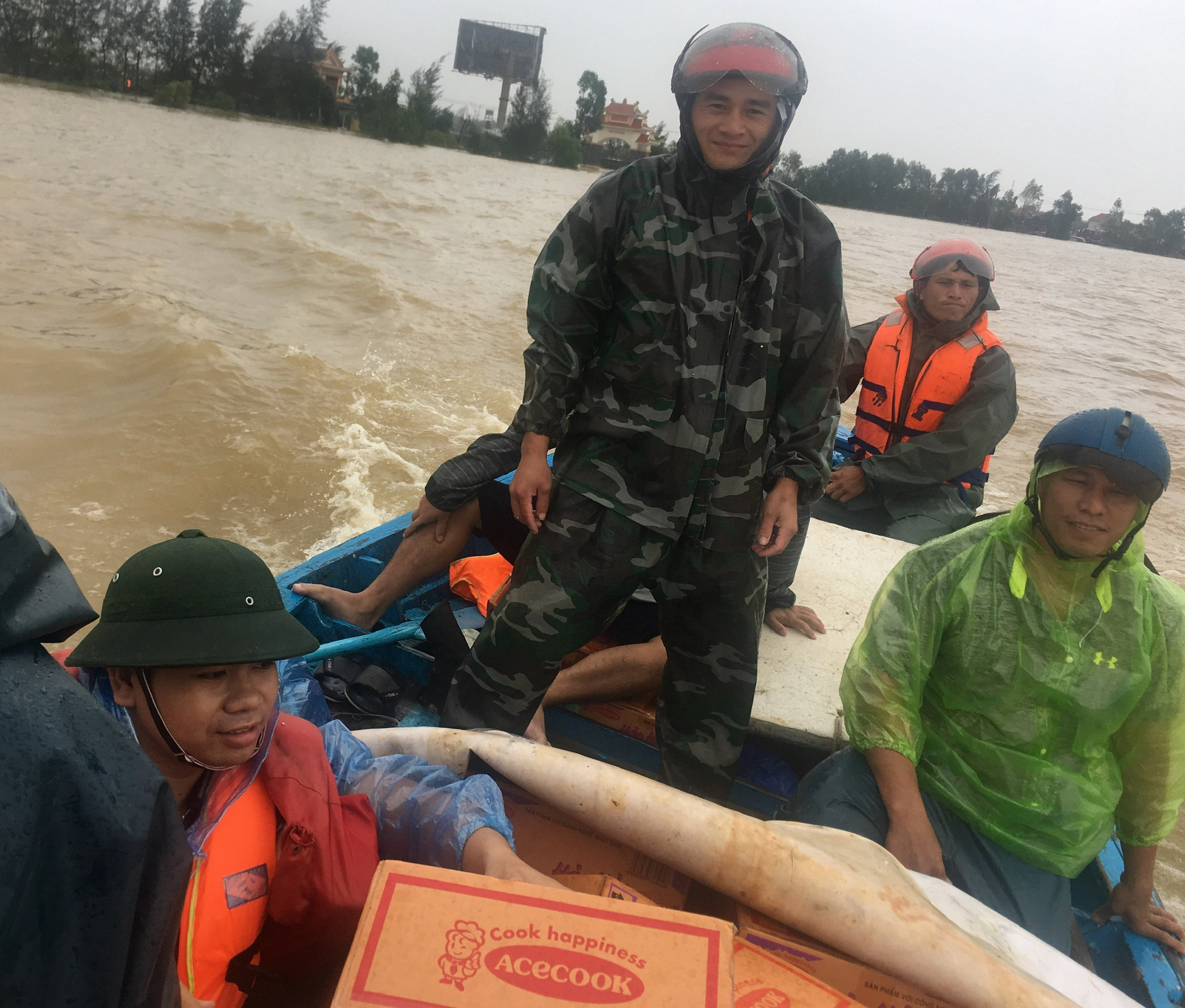 Ngư dân Quảng Bình mang “đặc sản khoai lang” cứu trợ nông dân - Ảnh 1.