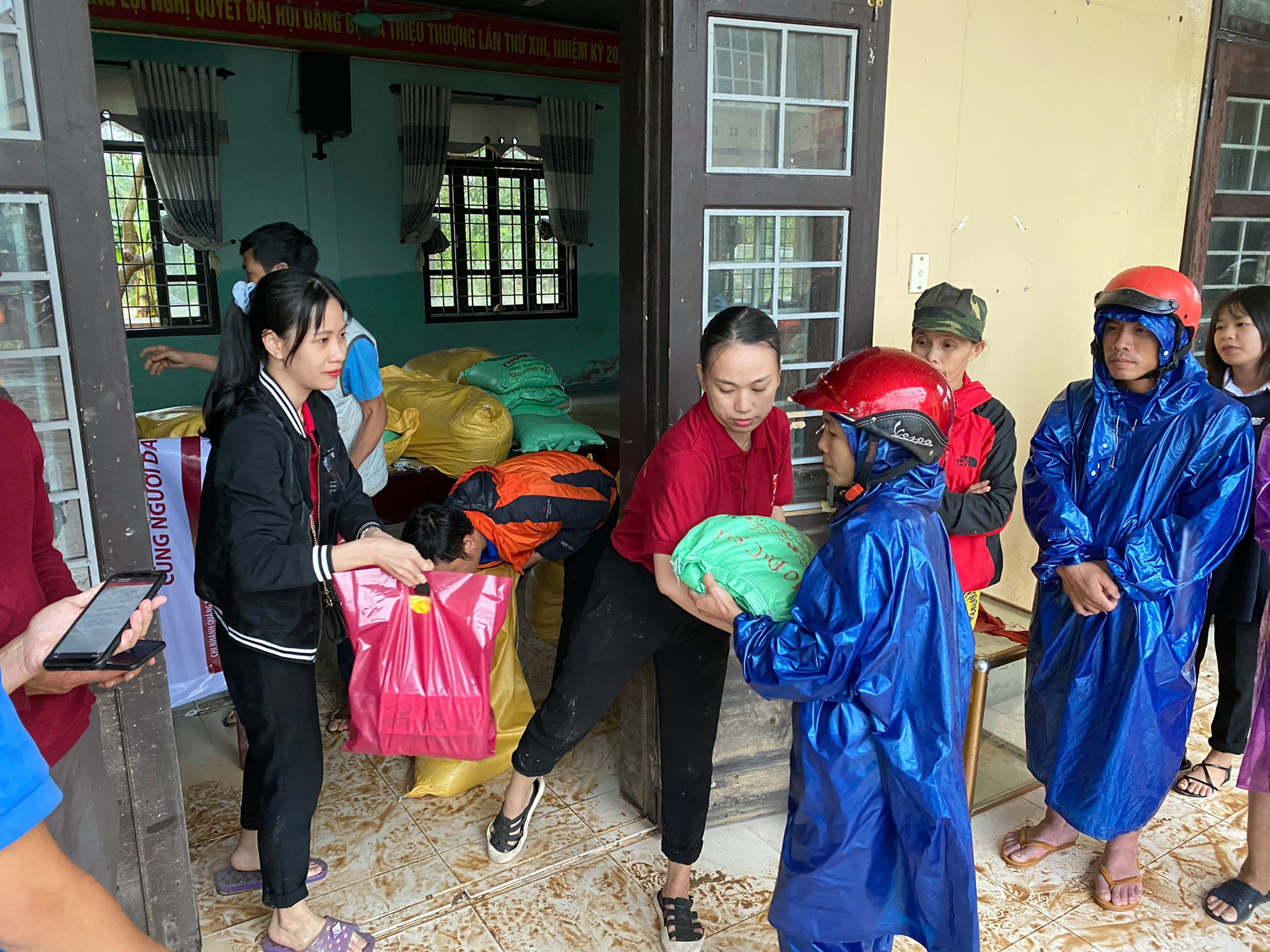 Tuổi trẻ Agribank Quảng Trị chung tay khắc phục hậu quả do mưa lũ - Ảnh 2.
