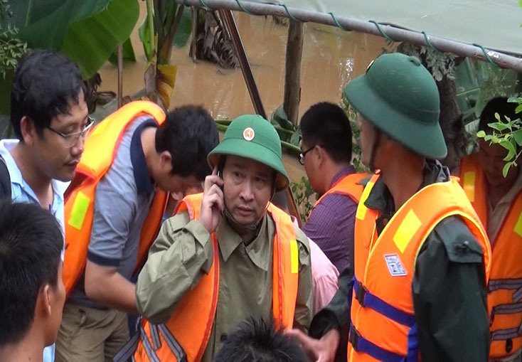 Đoàn người lặng lẽ dưới mưa, tiễn đưa Thiếu tướng Nguyễn Văn Man về đất mẹ - Ảnh 10.