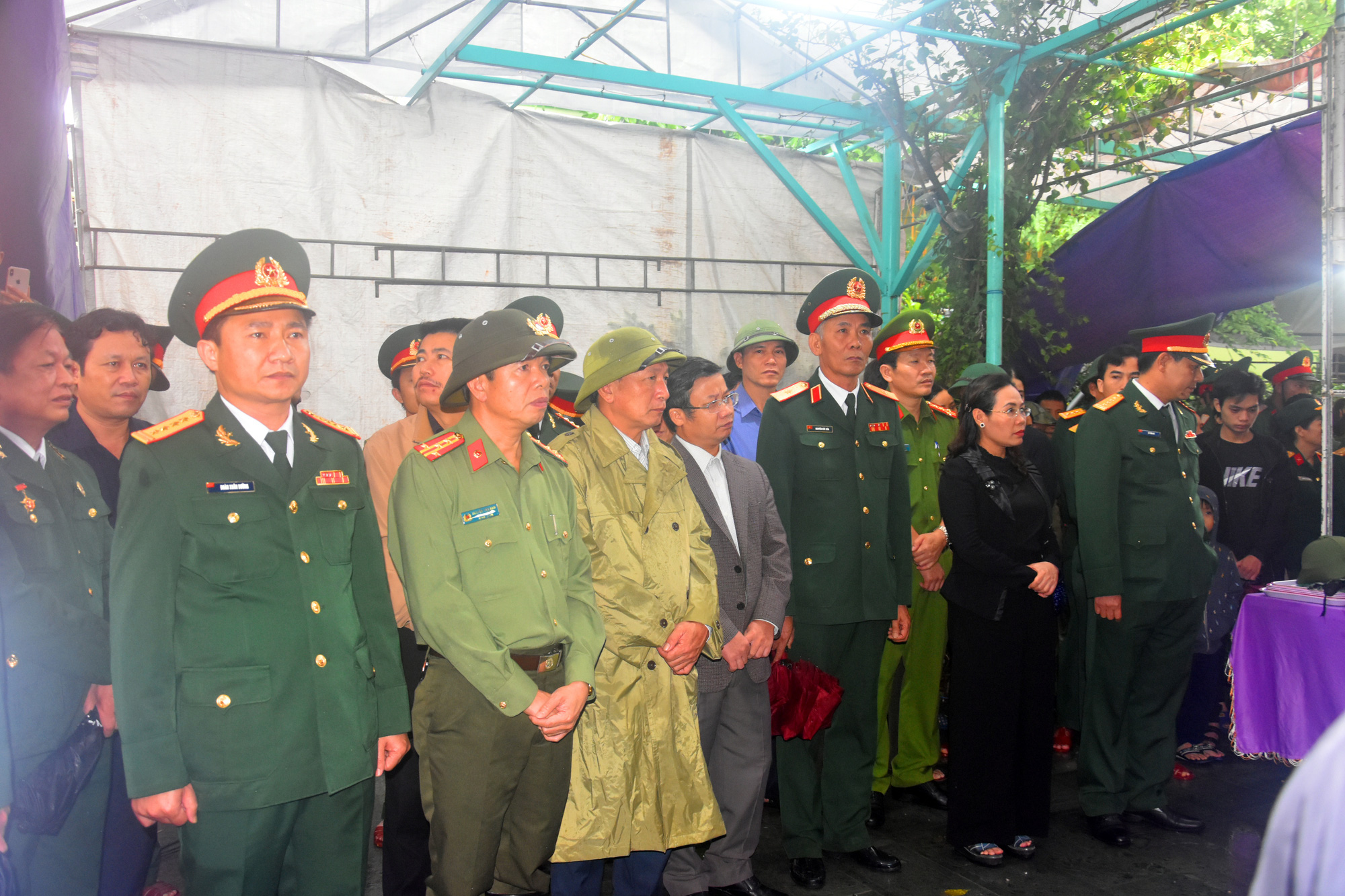Đoàn người lặng lẽ dưới mưa, tiễn đưa Thiếu tướng Nguyễn Văn Man về đất mẹ - Ảnh 3.