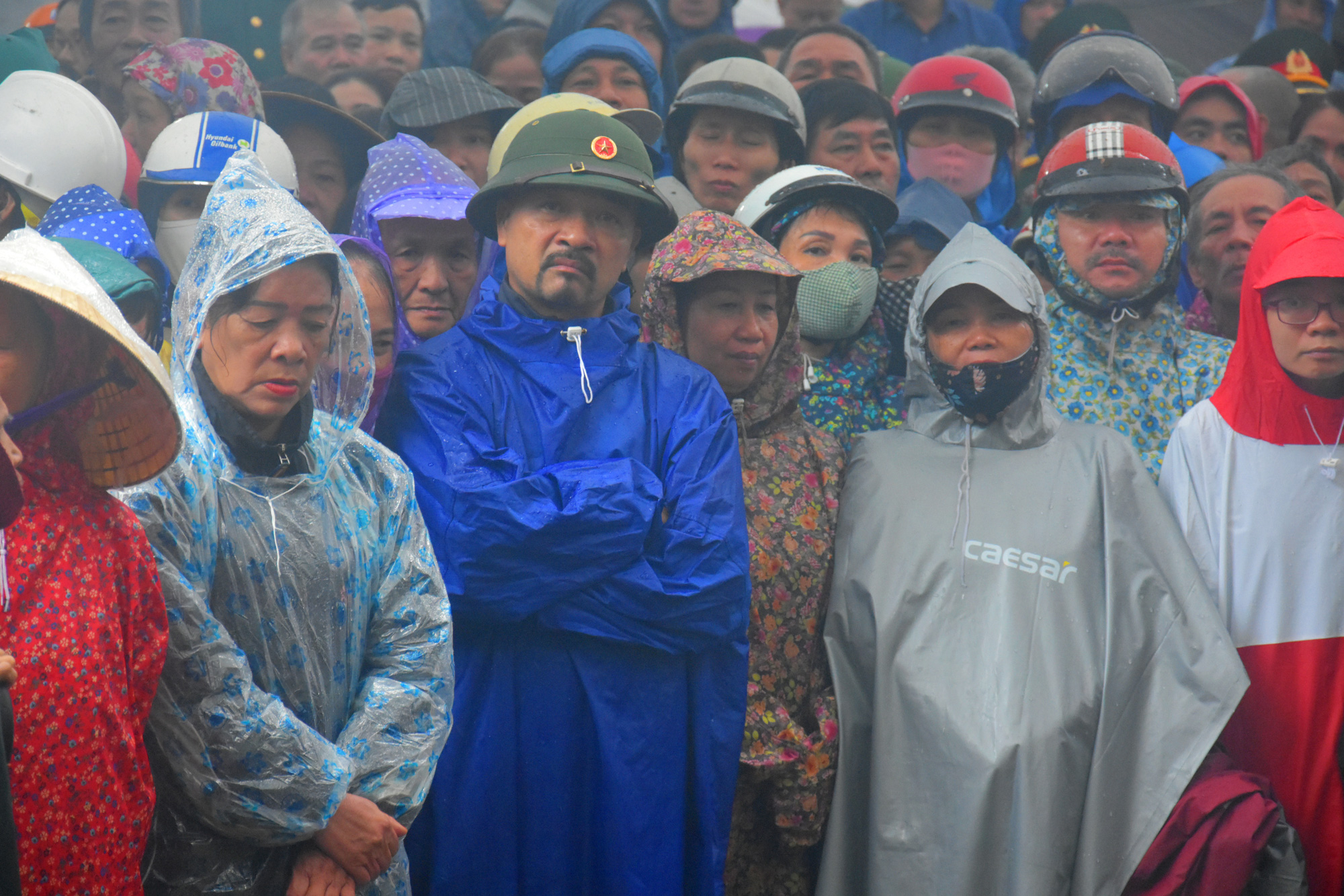 Đoàn người lặng lẽ dưới mưa, tiễn đưa Thiếu tướng Nguyễn Văn Man về đất mẹ - Ảnh 2.
