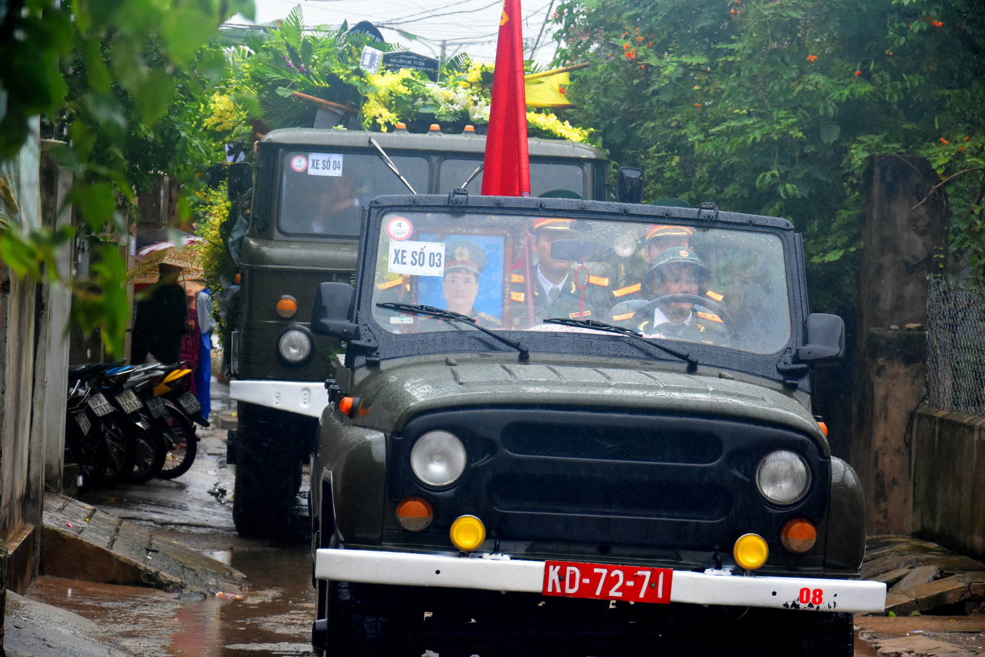 Đoàn người lặng lẽ dưới mưa, tiễn đưa Thiếu tướng Nguyễn Văn Man về đất mẹ - Ảnh 8.