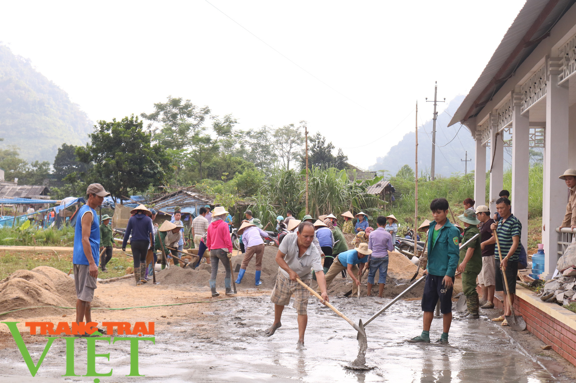 Hiệu quả “Ngày thứ 7 tình nguyện về cơ sở xây dựng nông thôn mới” ở Tân Lang - Ảnh 1.