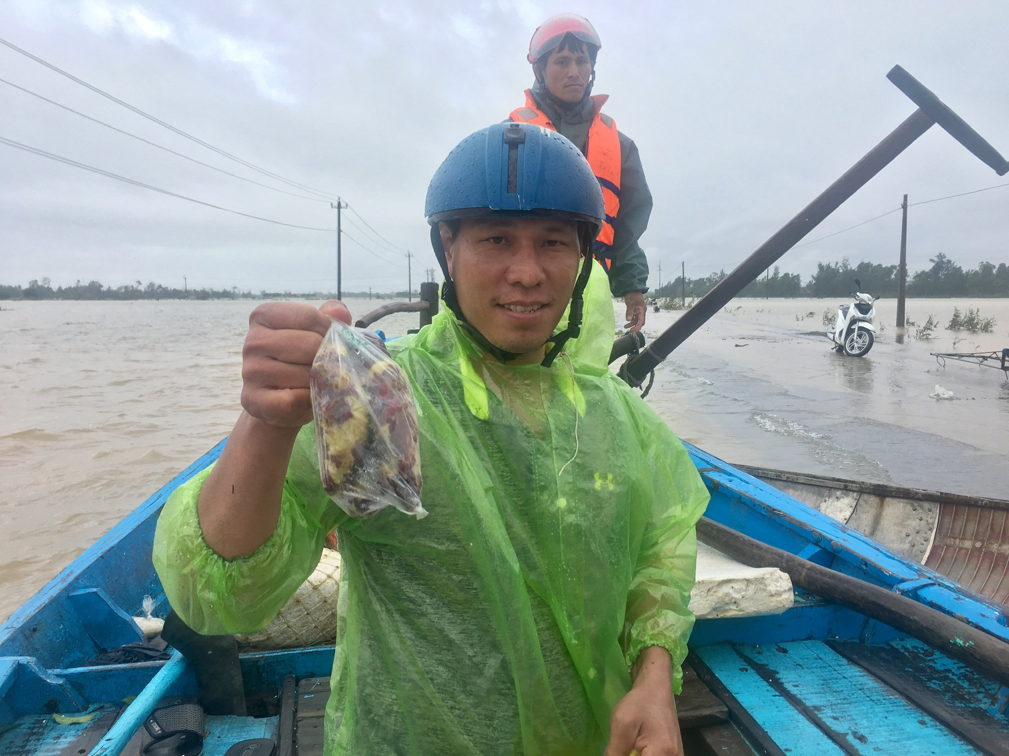 Ngư dân Quảng Bình mang “đặc sản khoai lang” cứu trợ nông dân - Ảnh 2.