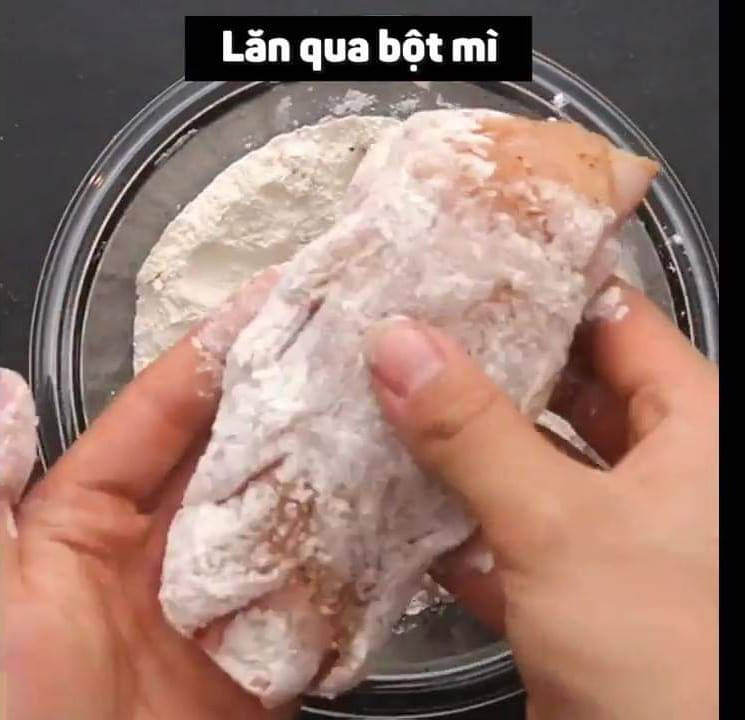 Video: Quyến rũ bọn trẻ bằng món ức gà cuộn pho mai - Ảnh 3.