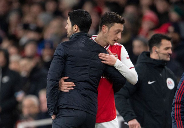 Arsenal coi như chấp nhận &quot;nuôi báo cô&quot; Ozil