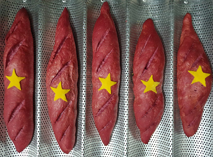 Bánh mì tricolor Việt Nam: Bánh mì tricolor Việt Nam là một tác phẩm nghệ thuật ẩm thực của Việt Nam. Với sự kết hợp tuyệt vời từ các màu sắc của quốc kỳ và các nguyên liệu đặc trưng của đất nước, bánh mì tricolor Việt Nam đã trở thành món ăn được yêu thích không chỉ trong nước mà còn ở nhiều quốc gia trên thế giới.