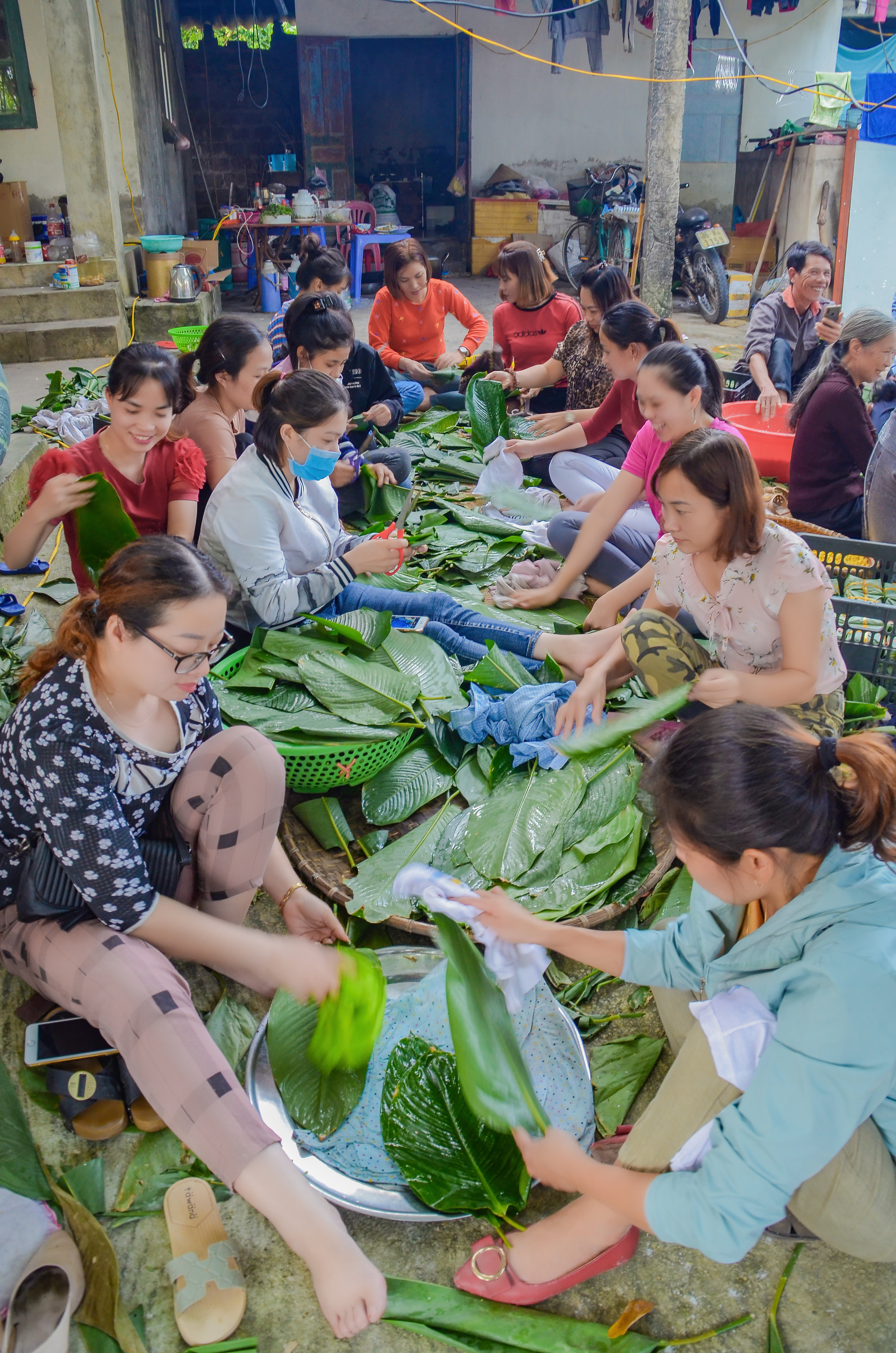 Trắng đêm gói bánh chưng gửi tới đồng bào vùng lũ lụt miền Trung - Ảnh 1.