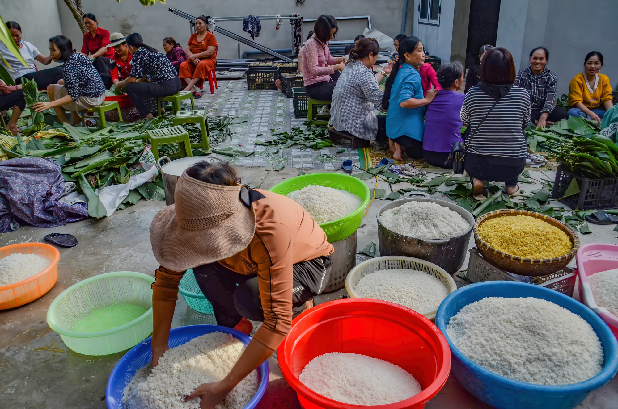 Trắng đêm gói bánh chưng gửi tới đồng bào vùng lũ lụt miền Trung - Ảnh 3.