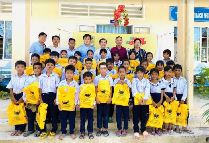 Báo Nông thôn Ngày nay phối hợp Công ty Bình Điền trao 900 triệu đồng hỗ trợ đồng bào Quảng Trị - Ảnh 1.