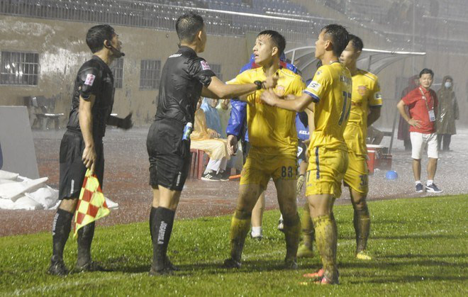 Trọng tài V.League bắt việt vị sai khiến Nam Định uất ức bất ngờ... ân hận - Ảnh 2.
