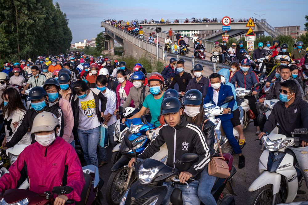 Công nhân đi vào các nhà máy tại Khu công nghiệp Vân Trung, tỉnh Bắc Giang. Ảnh: @Linh Phạm / Bloomberg.