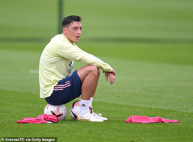 Ozil chỉ có thể chờ đến tháng Một mới có cơ hội chơi bóng