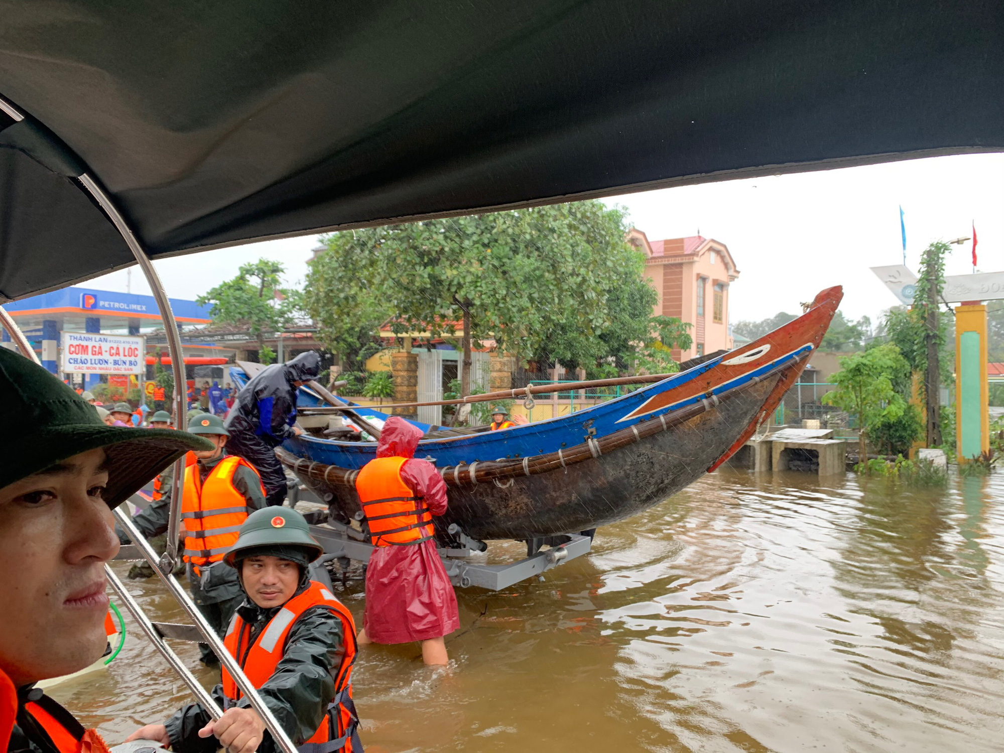 Chuyện chưa kể về những chiếc thuyền đi biển, ngược đồng bằng cứu người - Ảnh 3.