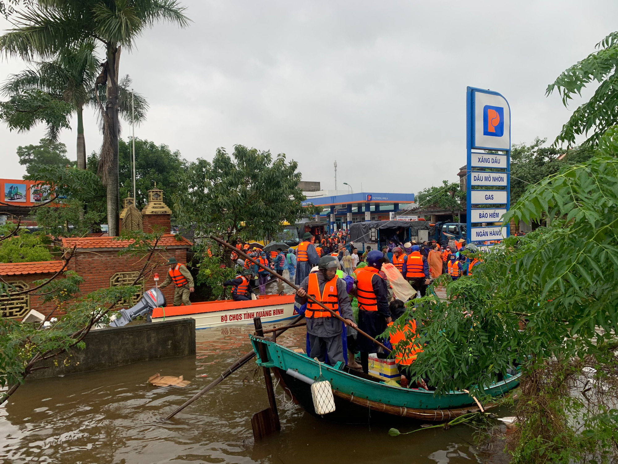 Chuyện chưa kể về những chiếc thuyền đi biển, ngược đồng bằng cứu người - Ảnh 6.