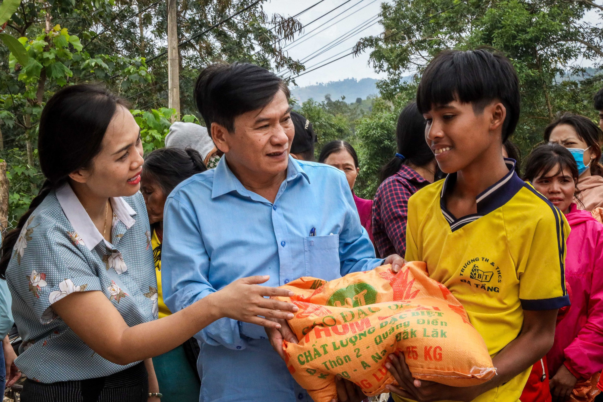 Sau lũ, mong có bát cơm nóng ăn kèm với mỳ tôm - Ảnh 1.