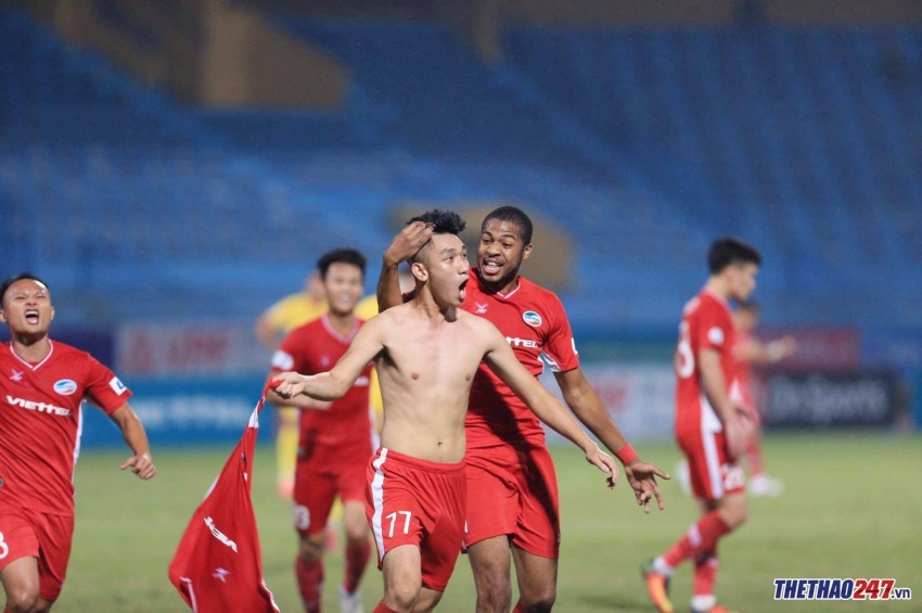 Học trò HLV Trương Việt Hoàng cởi áo ăn mừng bàn thắng.