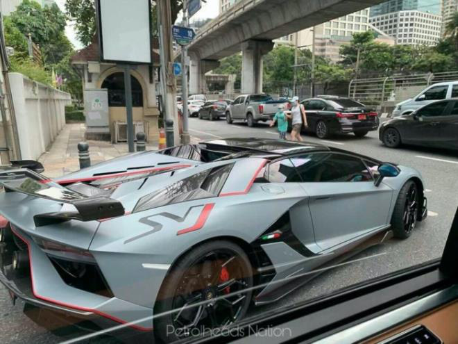 Chiếc Lamborghini Aventador thứ 10.000 xuất hiện trên phố - Ảnh 3.