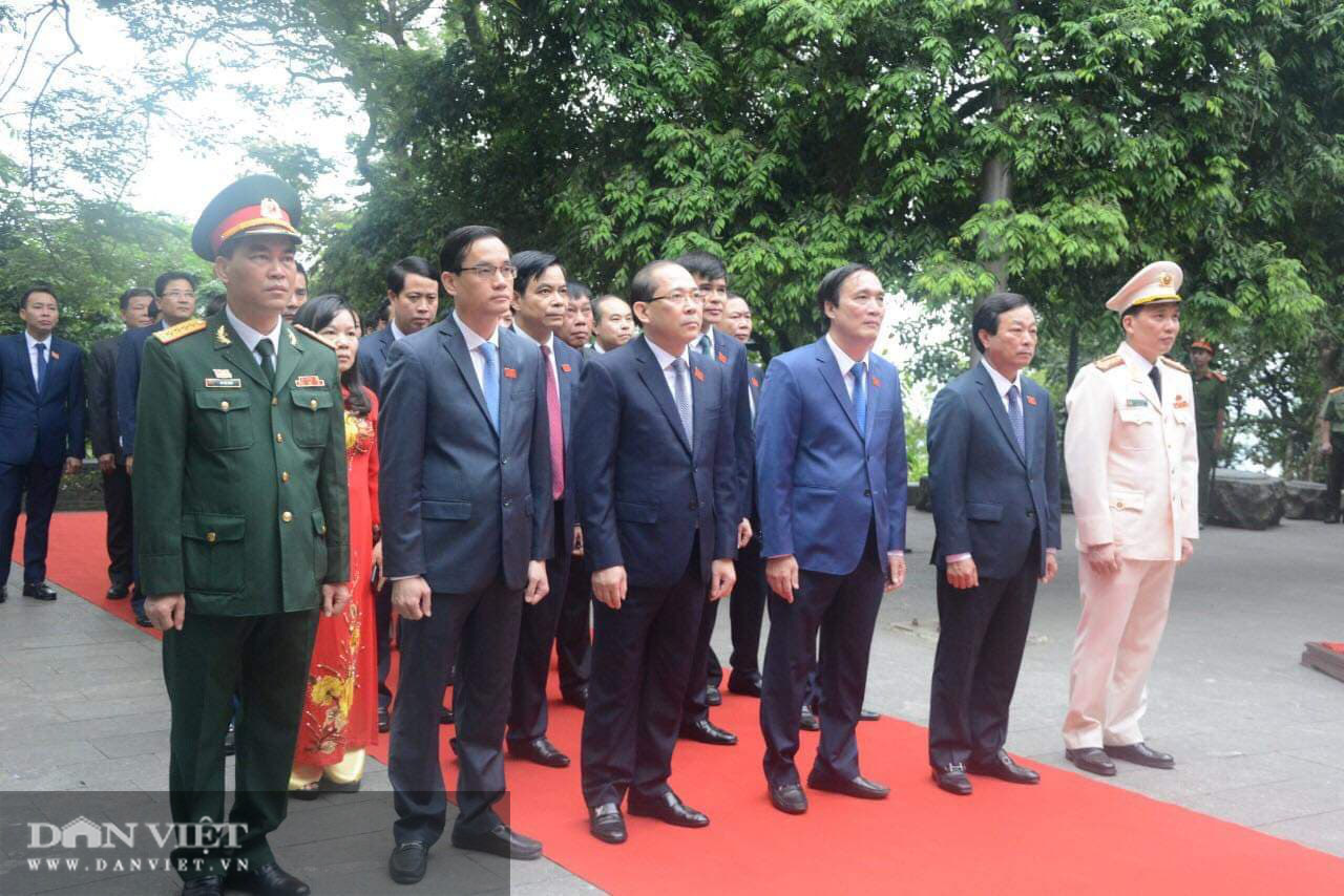 Đoàn đại biểu Đại hội Đảng bộ tỉnh Phú Thọ dâng hương tưởng niệm các Vua Hùng - Ảnh 1.