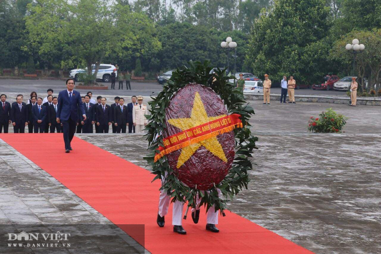 Đoàn đại biểu Đại hội Đảng bộ tỉnh Phú Thọ dâng hương tưởng niệm các Vua Hùng - Ảnh 3.