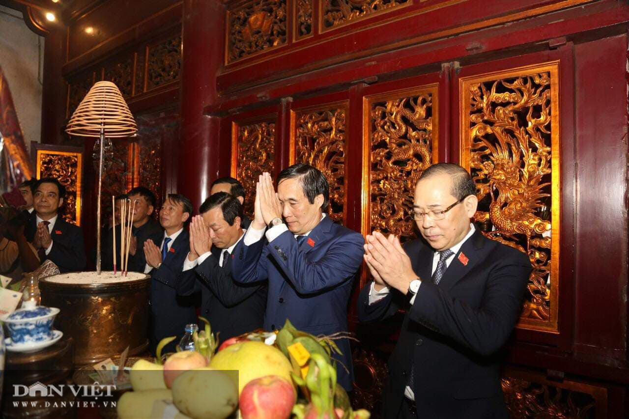 Đoàn đại biểu Đại hội Đảng bộ tỉnh Phú Thọ dâng hương tưởng niệm các Vua Hùng - Ảnh 2.