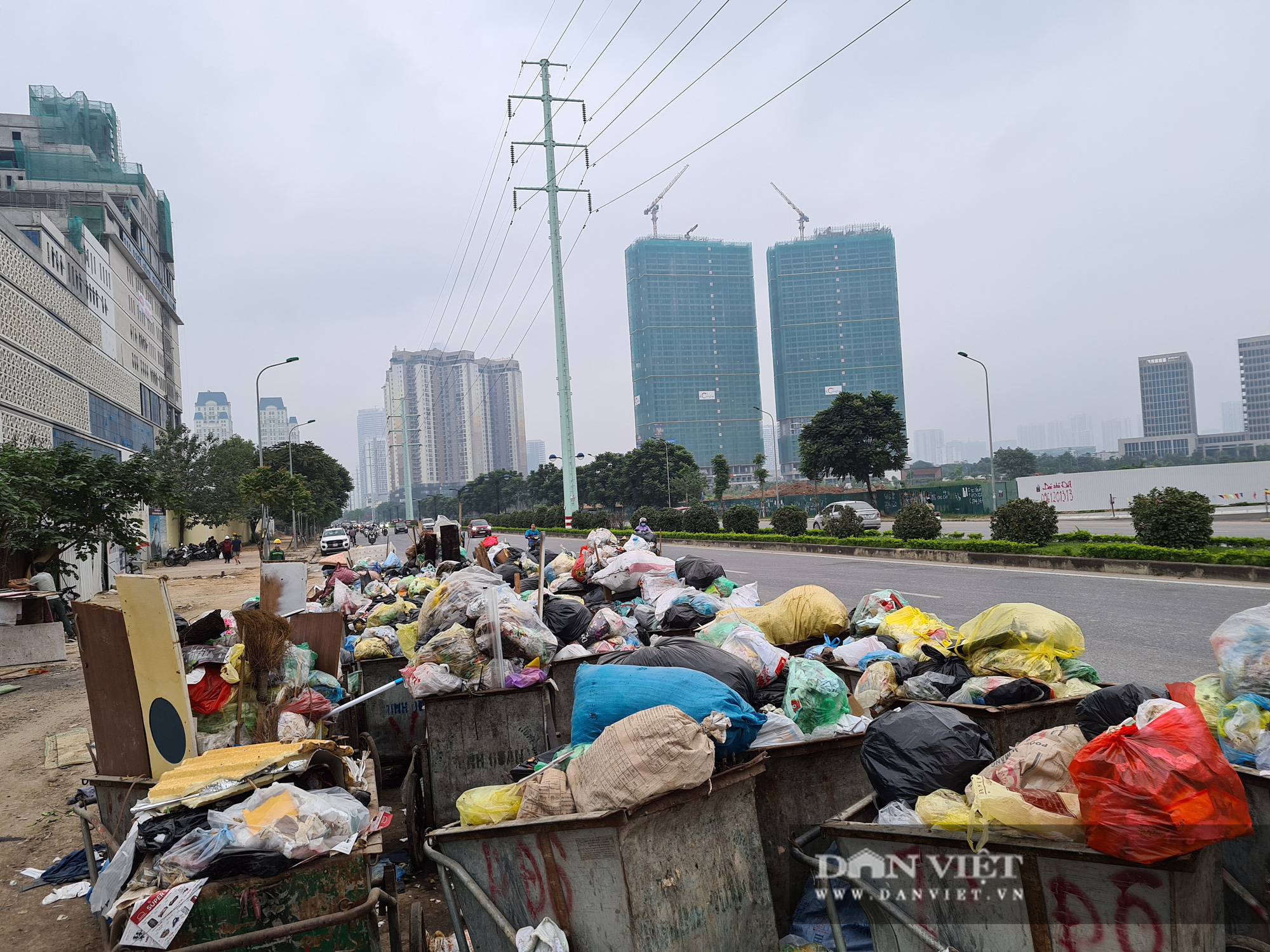 Bãi rác Nam Sơn bị chặn, người dân Hà Nội nín thở đi qua núi rác - Ảnh 5.