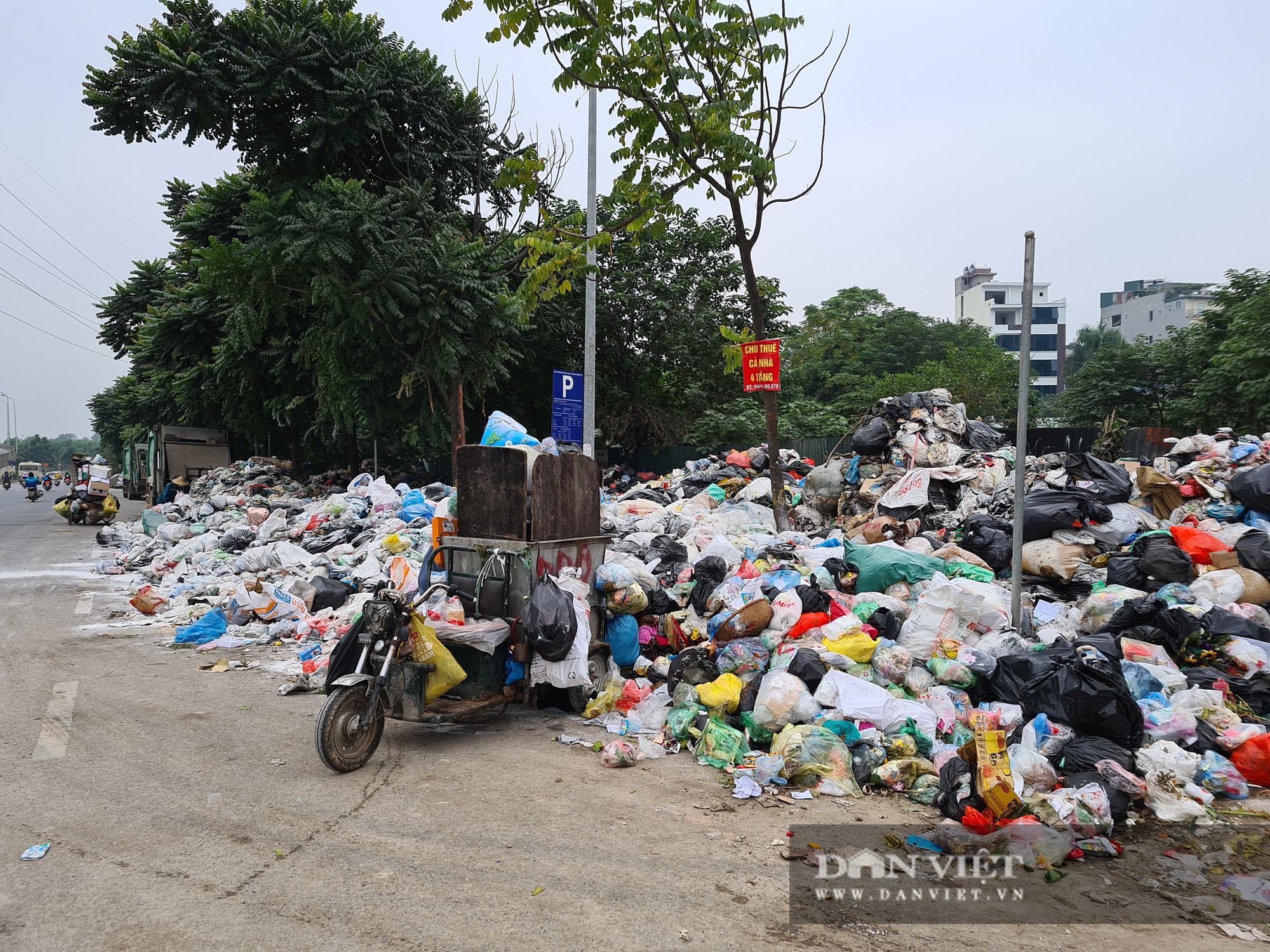 Bãi rác Nam Sơn bị chặn, người dân Hà Nội nín thở đi qua núi rác - Ảnh 2.