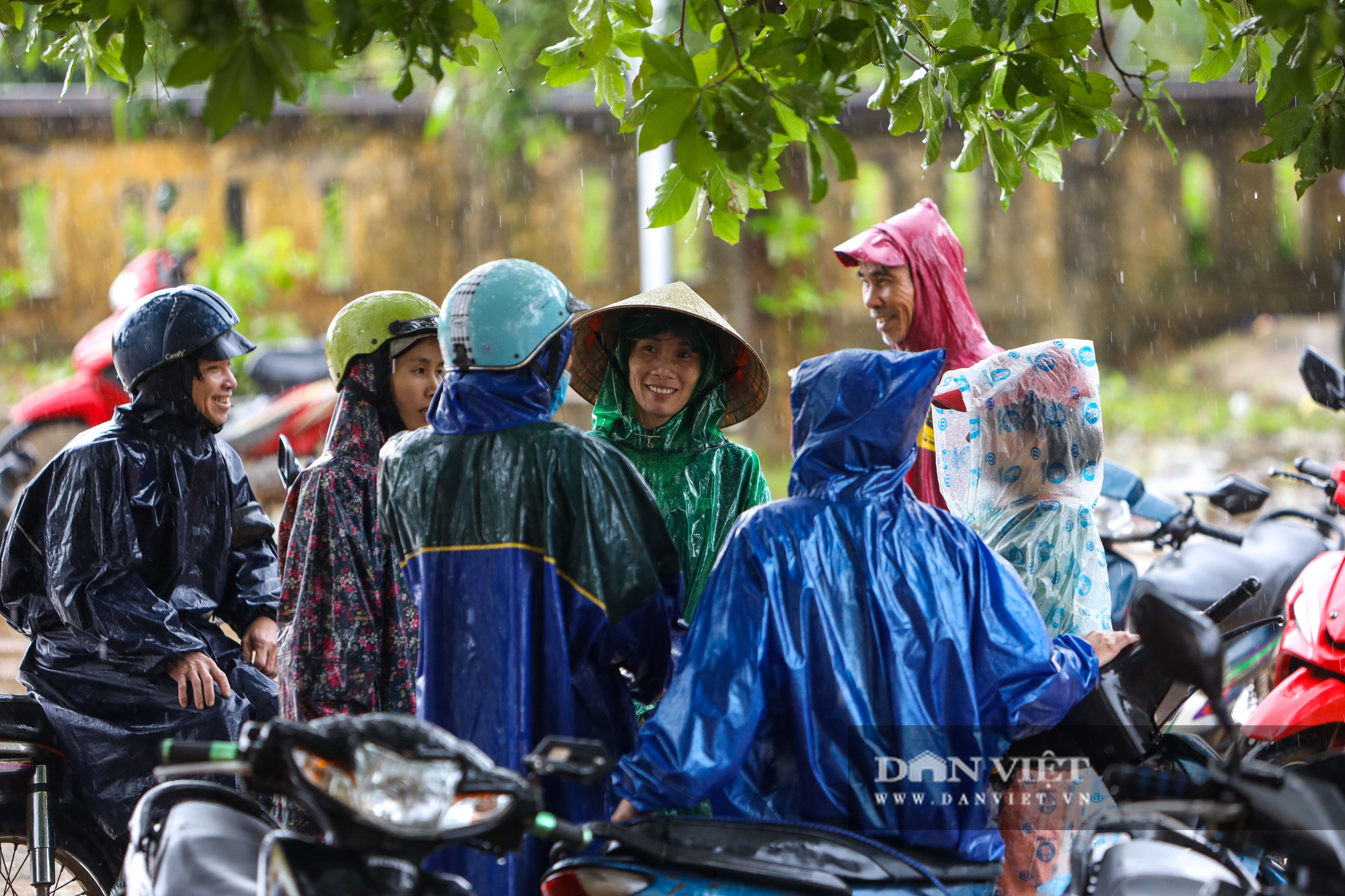 Dân miền cao Quảng Trị đội mưa nhận cứu trợ - Ảnh 4.