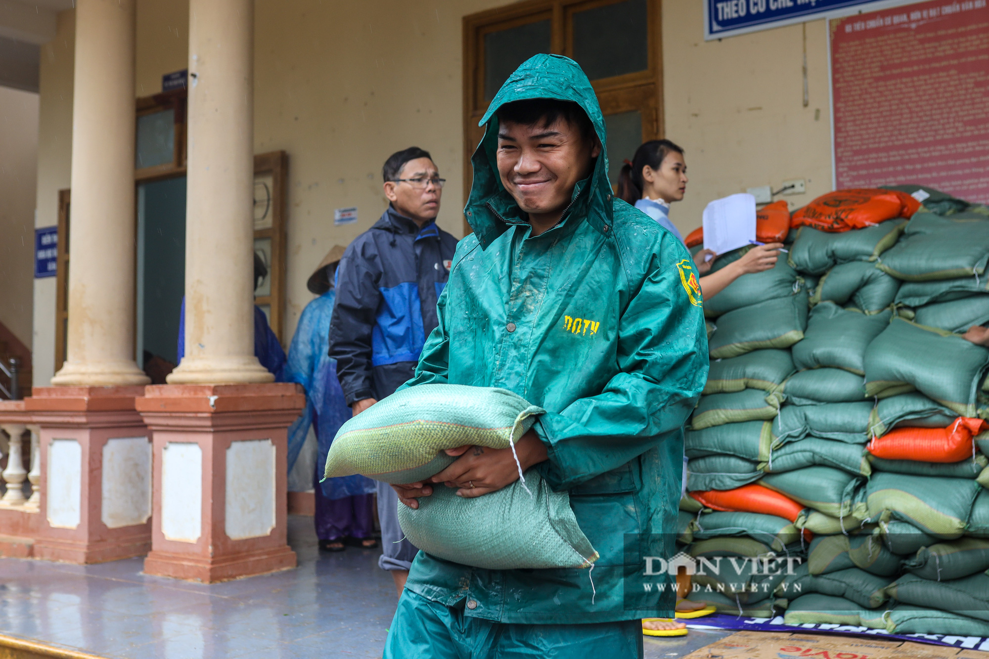 Dân miền cao Quảng Trị đội mưa nhận cứu trợ - Ảnh 9.