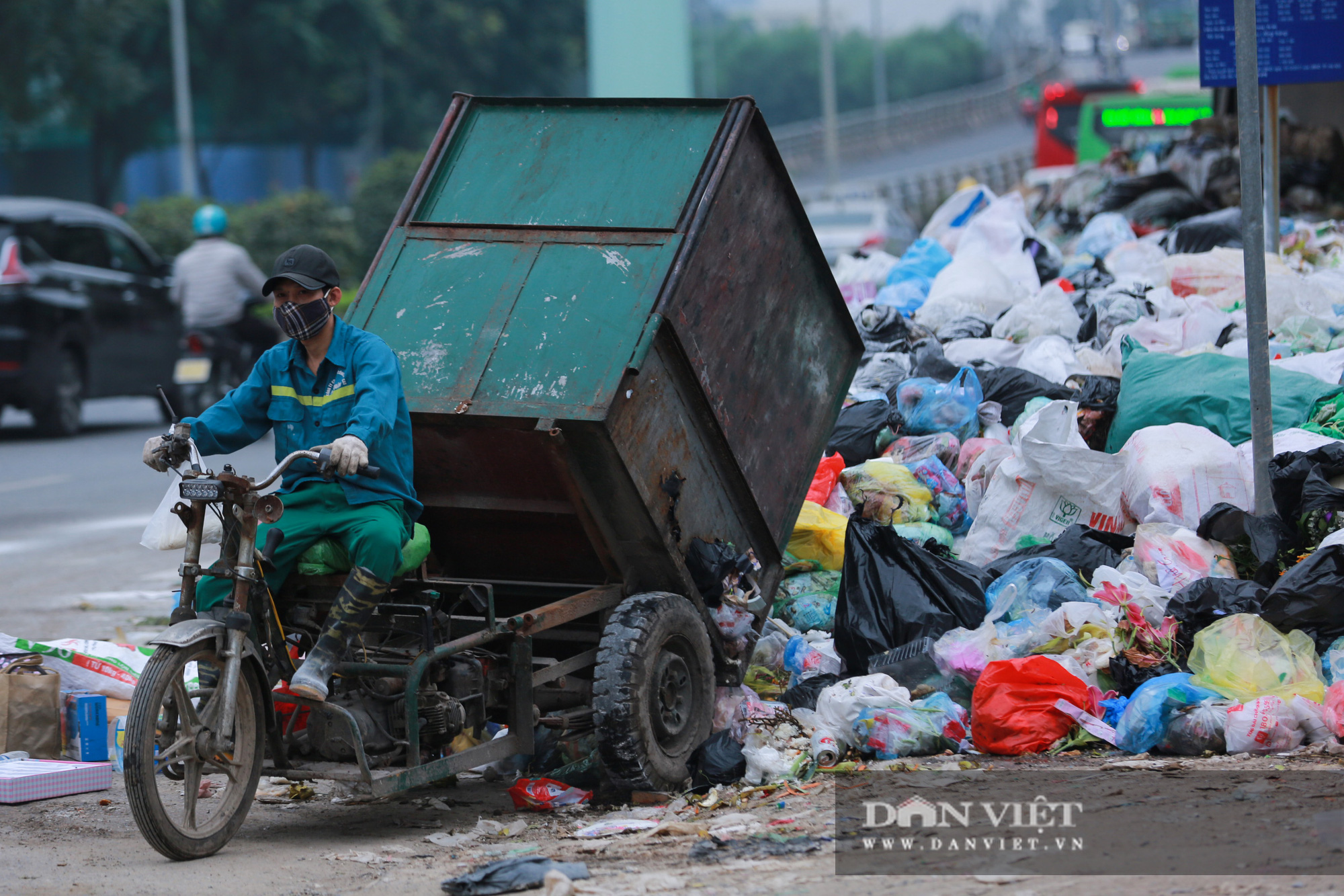 Bãi rác Nam Sơn bị chặn, người dân Hà Nội nín thở đi qua núi rác - Ảnh 7.