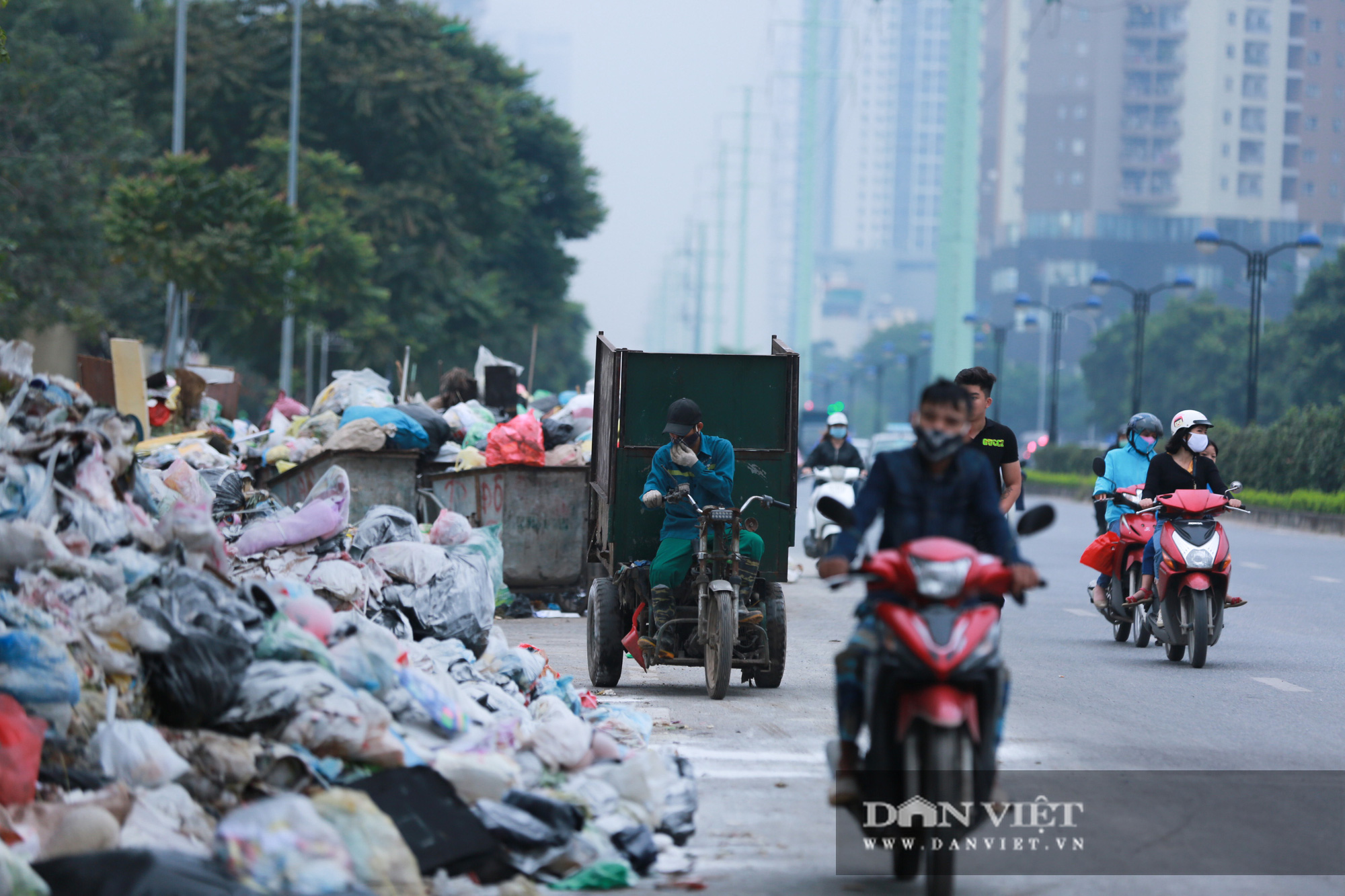 Bãi rác Nam Sơn bị chặn, người dân Hà Nội nín thở đi qua núi rác - Ảnh 11.