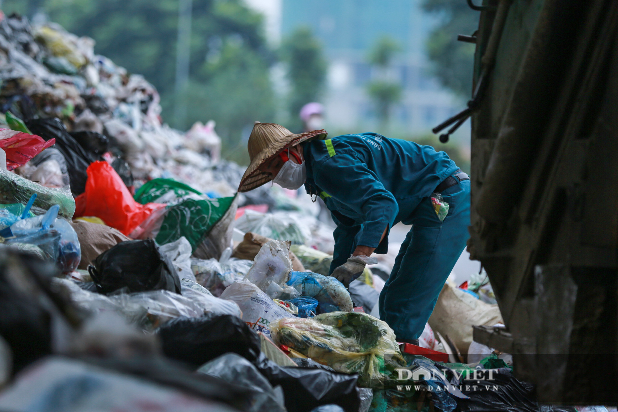 Bãi rác Nam Sơn bị chặn, người dân Hà Nội nín thở đi qua núi rác - Ảnh 9.