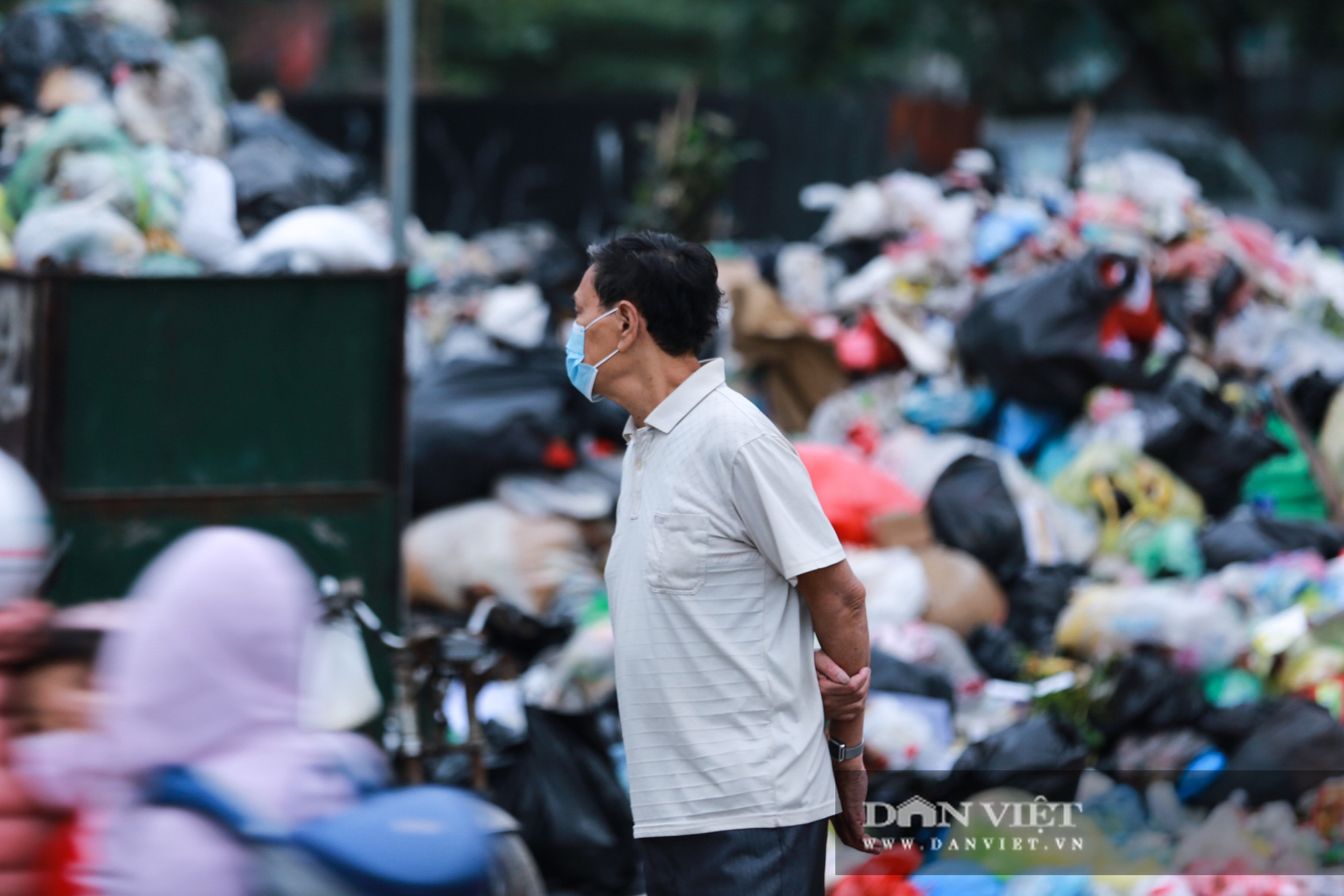 Bãi rác Nam Sơn bị chặn, người dân Hà Nội nín thở đi qua núi rác - Ảnh 10.