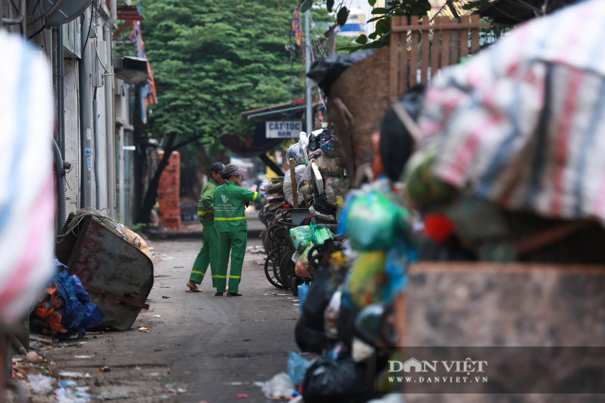 Bãi rác Nam Sơn bị chặn, người dân Hà Nội nín thở đi qua núi rác - Ảnh 15.