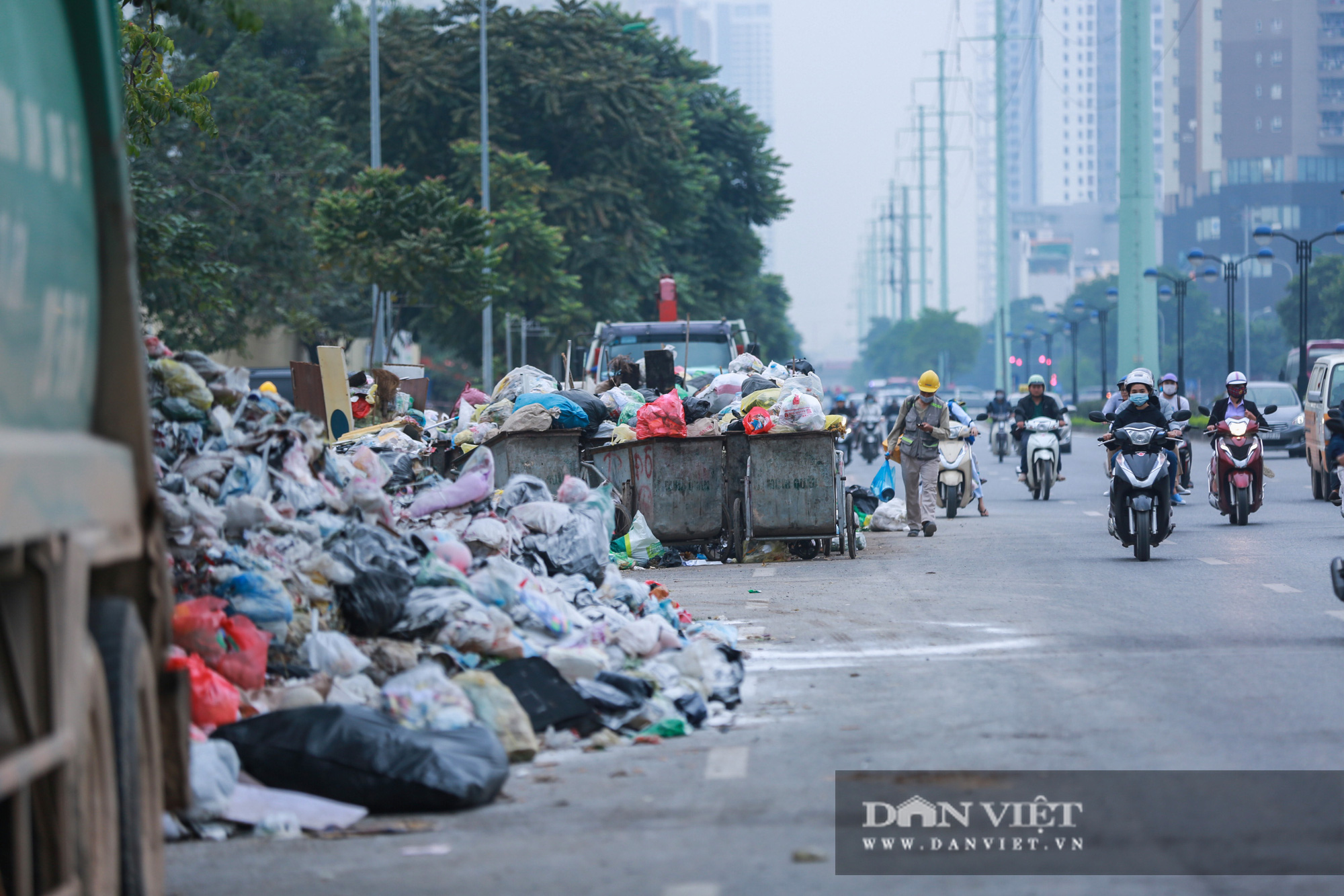 Bãi rác Nam Sơn bị chặn, người dân Hà Nội nín thở đi qua núi rác - Ảnh 3.