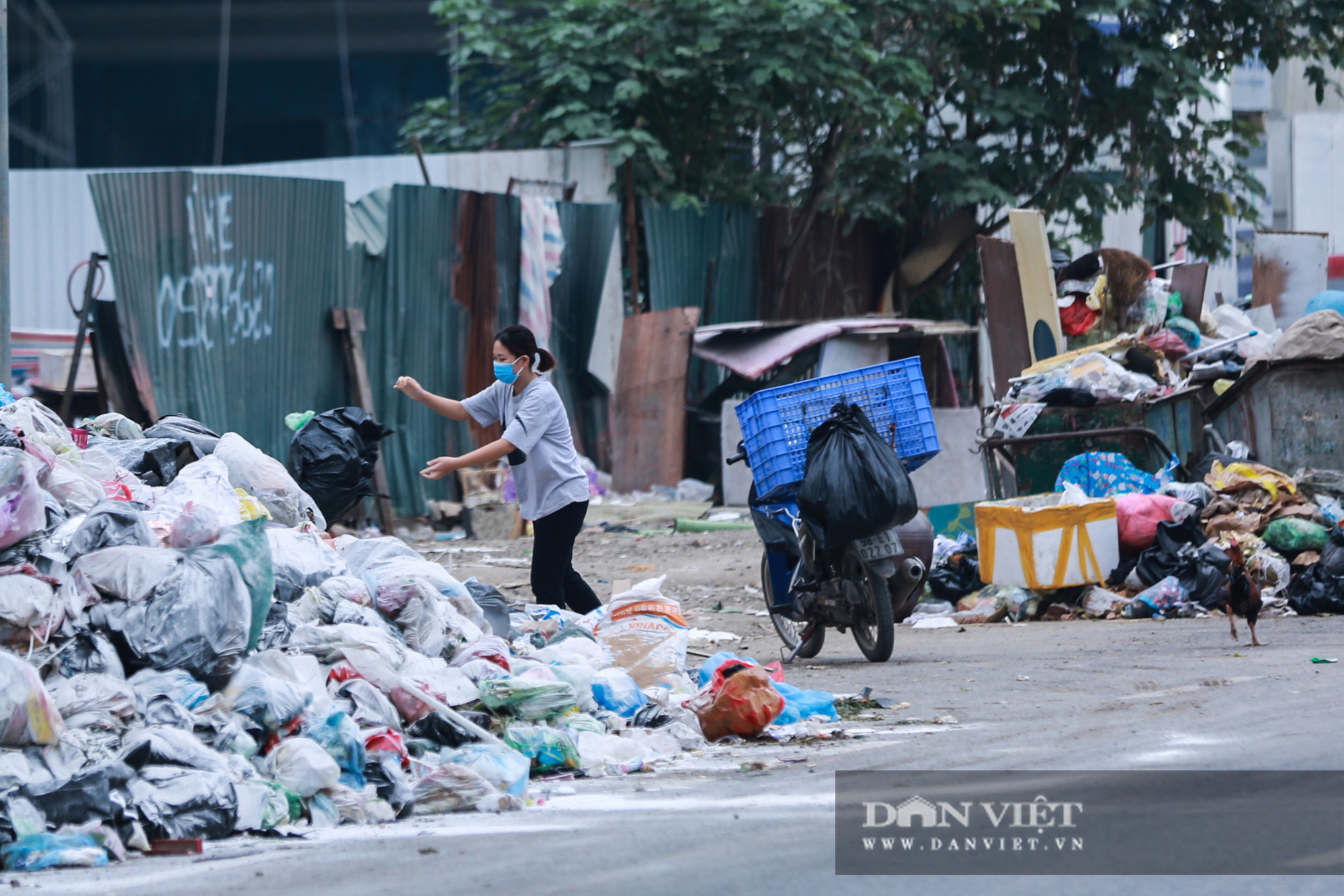 Bãi rác Nam Sơn bị chặn, người dân Hà Nội nín thở đi qua núi rác - Ảnh 13.