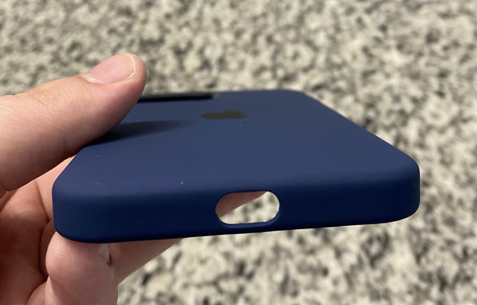 Ốp lưng iPhone 12 giá 49 USD của Apple mắc lỗi thiết kế ngớ ngẩn - Ảnh 1.